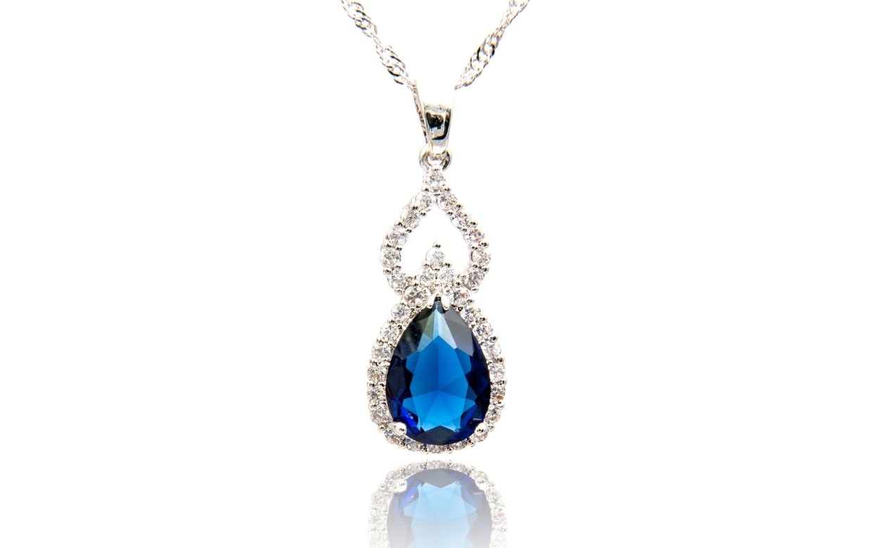 beau pendentif saphir